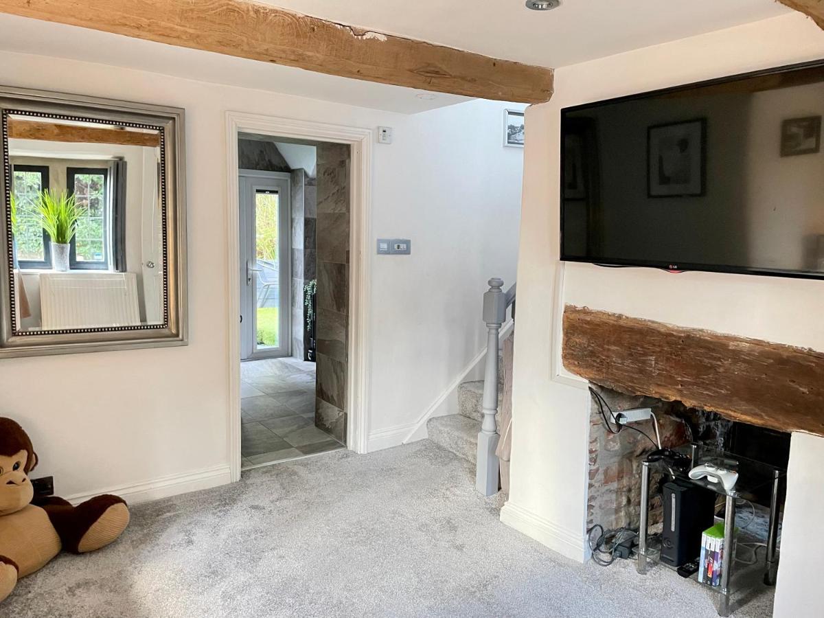 2 Bedroom Cosy Cottage With Hot Tub In Hambrook Close To Bristol City Centre Экстерьер фото