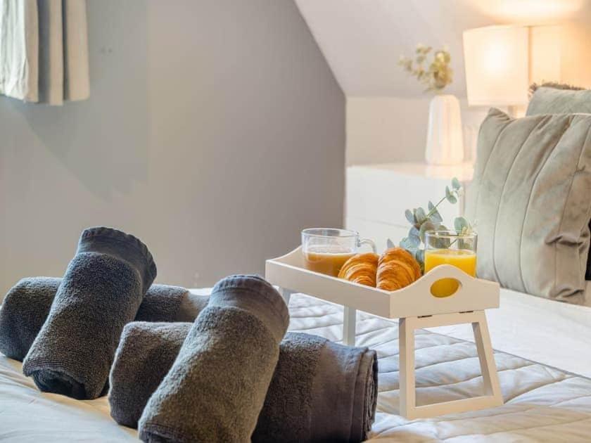 2 Bedroom Cosy Cottage With Hot Tub In Hambrook Close To Bristol City Centre Экстерьер фото