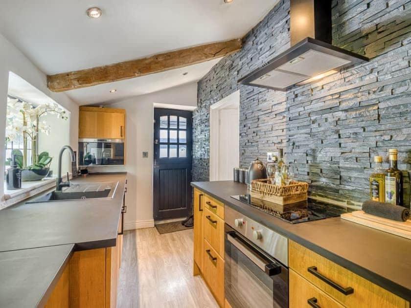 2 Bedroom Cosy Cottage With Hot Tub In Hambrook Close To Bristol City Centre Экстерьер фото