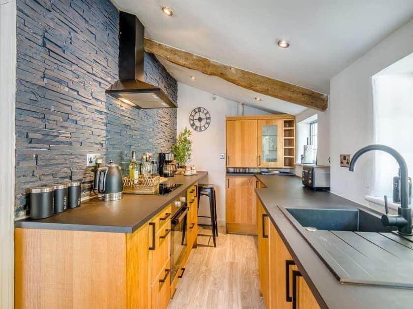 2 Bedroom Cosy Cottage With Hot Tub In Hambrook Close To Bristol City Centre Экстерьер фото